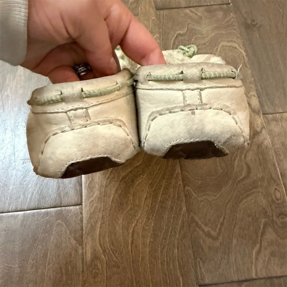 UGG Dakota Moccasin Slippers Womens Size 8 Beige Shearling Lined Green - Picture 9 of 12